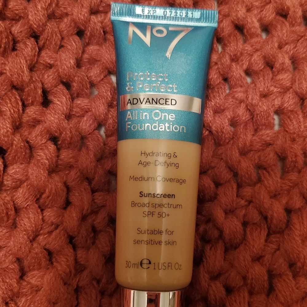 Medium coverage foundation warm ivory No7